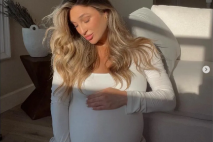 Influenciadora que deu à luz em coma retoma consciência e conhece a filha depois de dois meses — Foto: Reprodução/Instagram/@jaxandrose