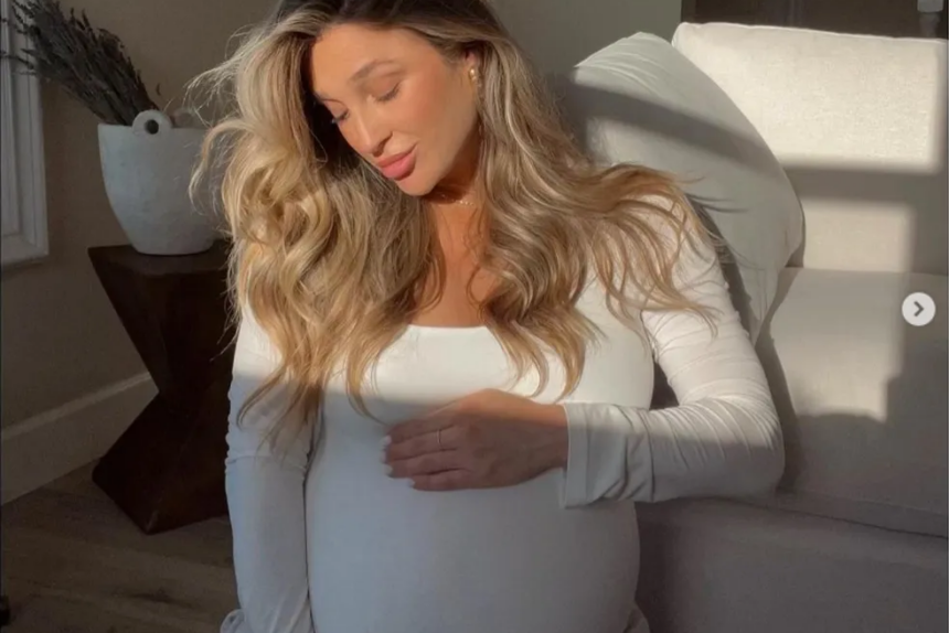 Influenciadora que deu à luz em coma retoma consciência e conhece a filha depois de dois meses — Foto: Reprodução/Instagram/@jaxandrose