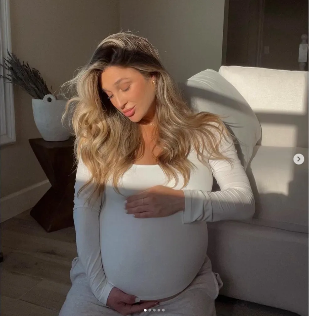 Influenciadora que deu à luz em coma retoma consciência e conhece a filha depois de dois meses — Foto: Reprodução/Instagram/@jaxandrose