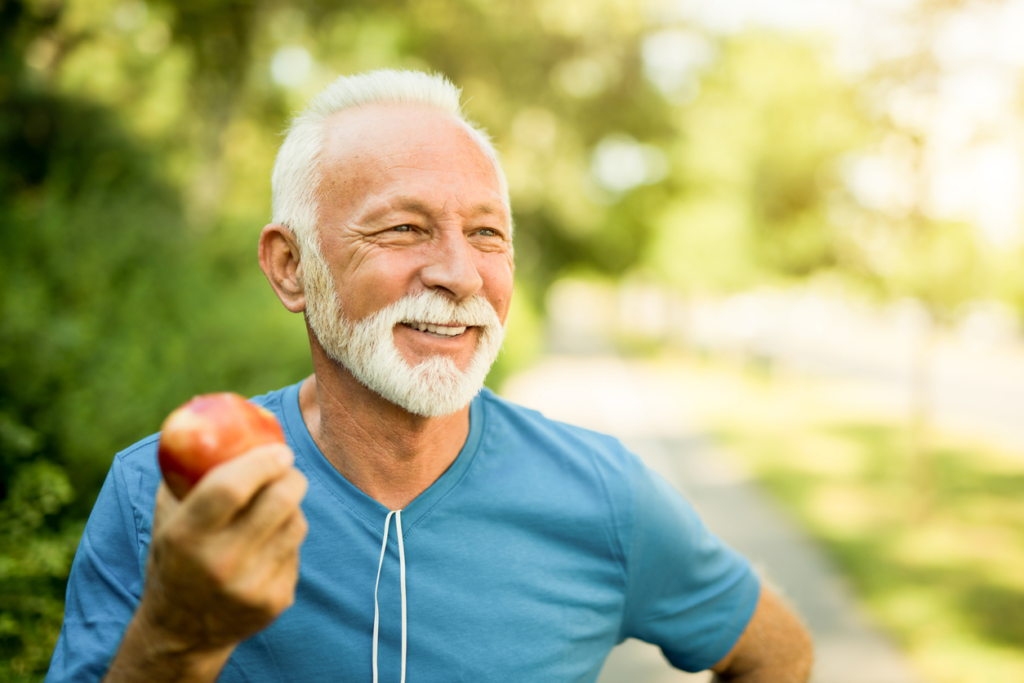 Maçã é aliada dos idosos: entenda por que esse fruto faz tão bem na terceira idade - Foto: Divulgação/iStock