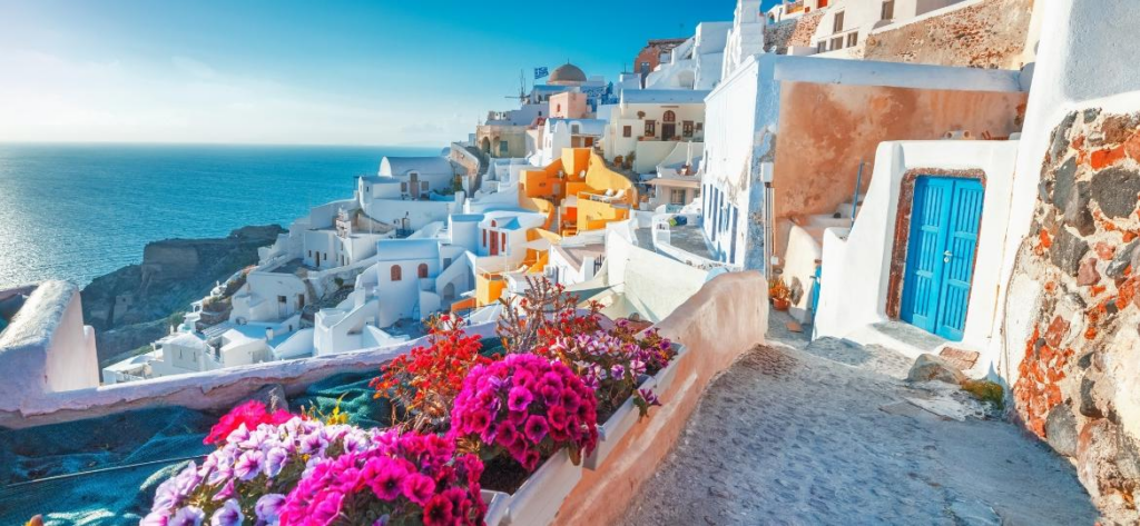 Perdeu, Paris! Ranking dos destinos mais cobiçados da Europa tem surpresas - Foto: Santorini, na Grécia/Reprodução/iStockphotos