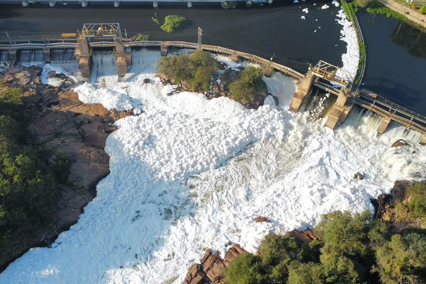 Espuma tóxica cobre leito do Rio Tietê em trecho entre Itu e Salto — Foto: Junior Camargo/Arquivo pessoal