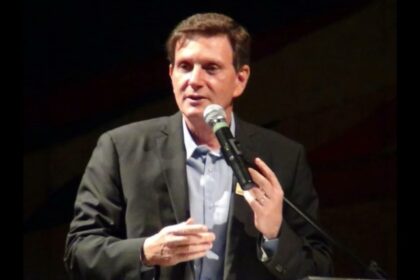 Deputado federal Marcelo Crivella fala com a Raízes FM sobre projeto de lei que concede anistia para manifestantes políticos - Foto: Arquivo