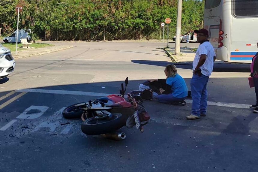 Equipes de emergência atendem motociclista ferido após colisão entre carro e moto em Capivari.