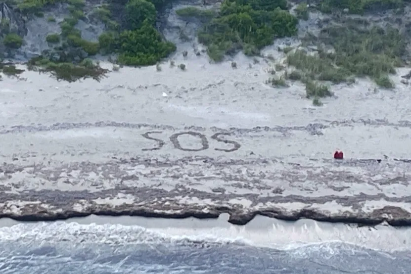 Homem é resgatado de ilha das Bahamas — Foto: Reprodução/Reuters