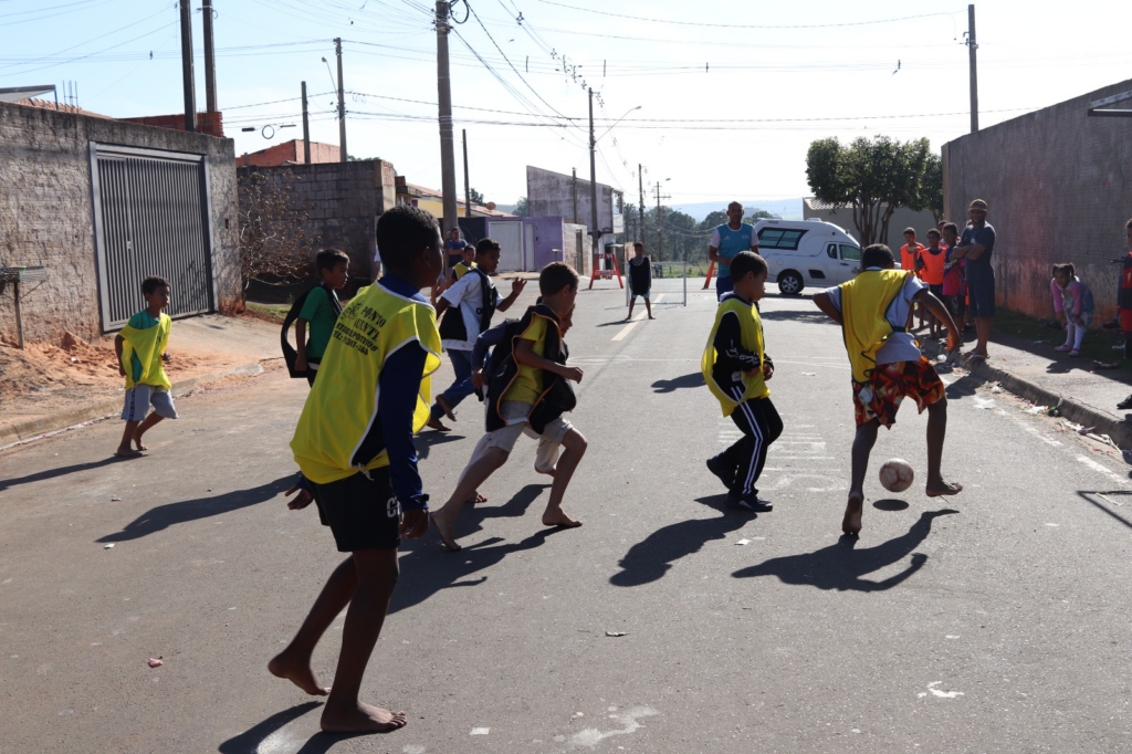 Projeto “Brincadeiras de Rua” estimula atividades físicas e interação no bairro Moreto - Foto: Divulgação/Prefeitura de Capivari