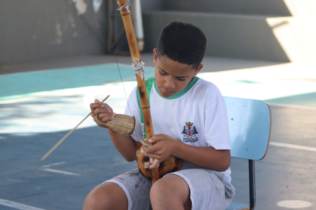 Escolas Integrais de Capivari iniciam oficinas de capoeira com novos berimbaus para estudantes - Foto: Divulgação/Prefeitura de Capivari