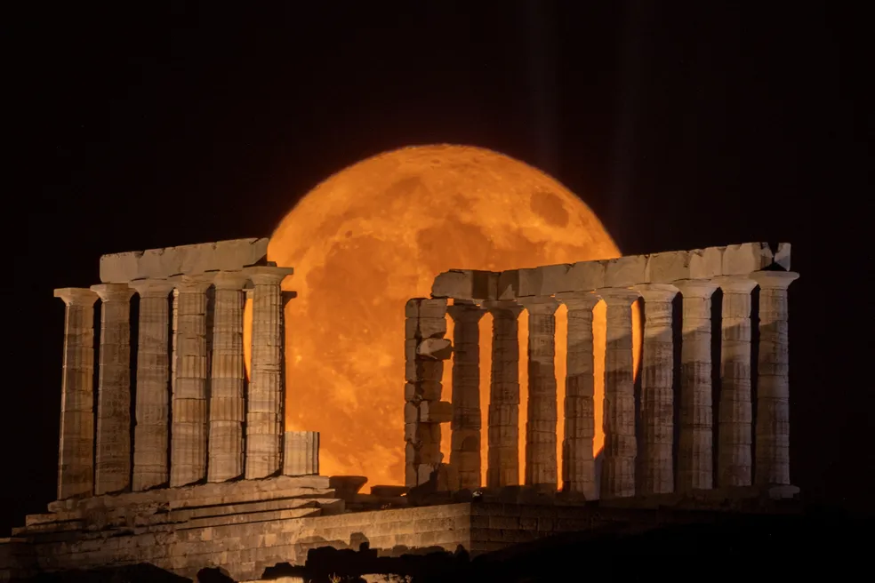 'Superlua de esturjão' poderá ser vista nesta terça-feira (01) no Brasil — Foto: Alkis Konstantinidis/Reuters