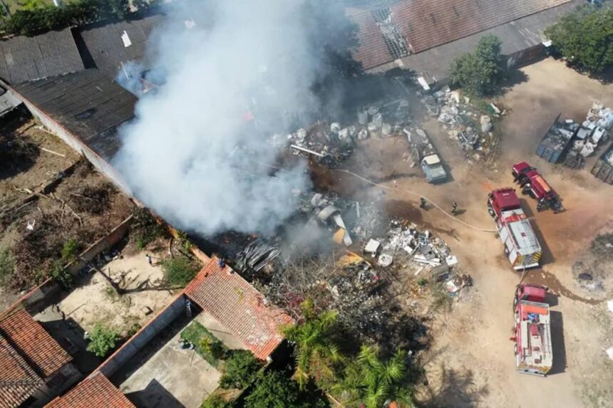 Espaço é cercado por residências e ficou tomado pela fumaça — Foto: Tonny Machado