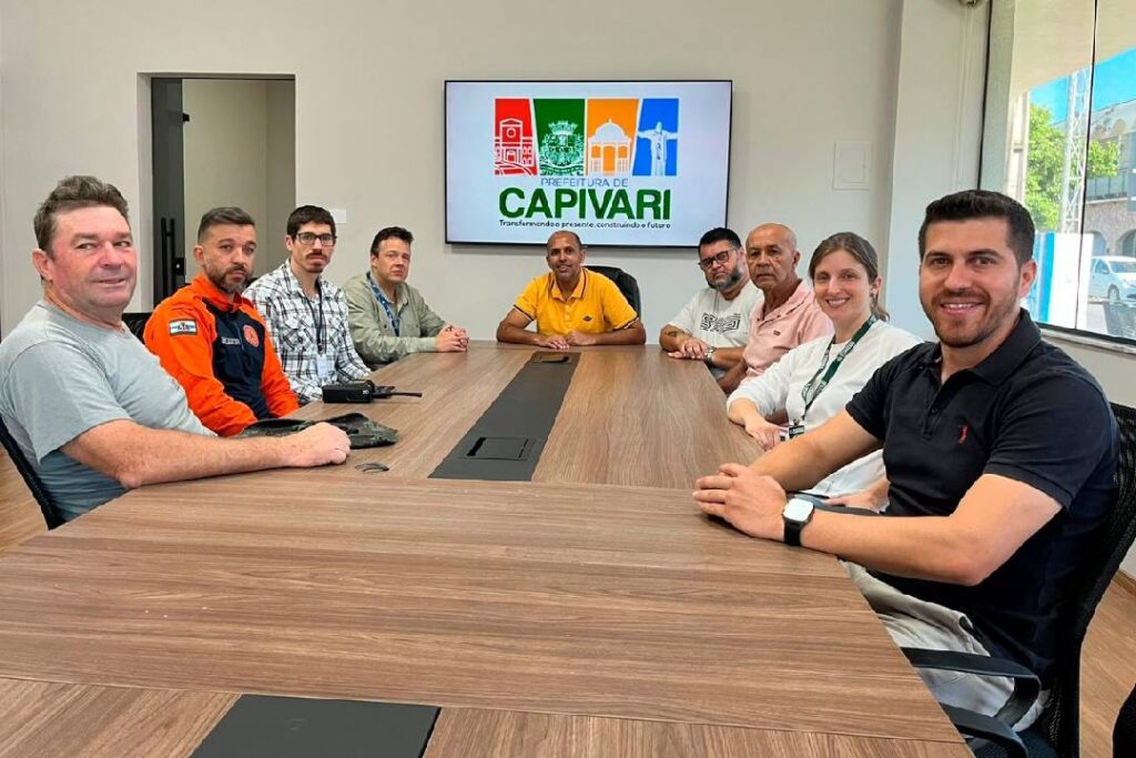 Prefeito de Capivari, Vitor Riccomini, fala da última vistoria para desassoreamento do Rio Capivari e córregos da cidade - Foto: Prefeitura de Capivari