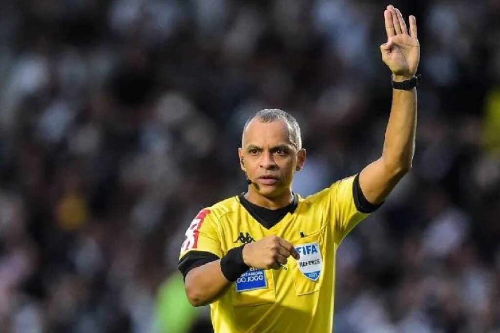 CBF afasta equipe de arbitragem após pênalti não marcado em Corinthians x Grêmio - Foto: Reprodução/CBF