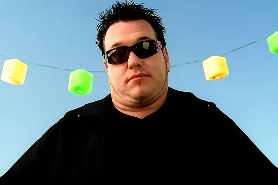 Steve Harwell em clipe de 'All star', do Smash Mouth — Foto: Reprodução/YouTube/Smash Mouth