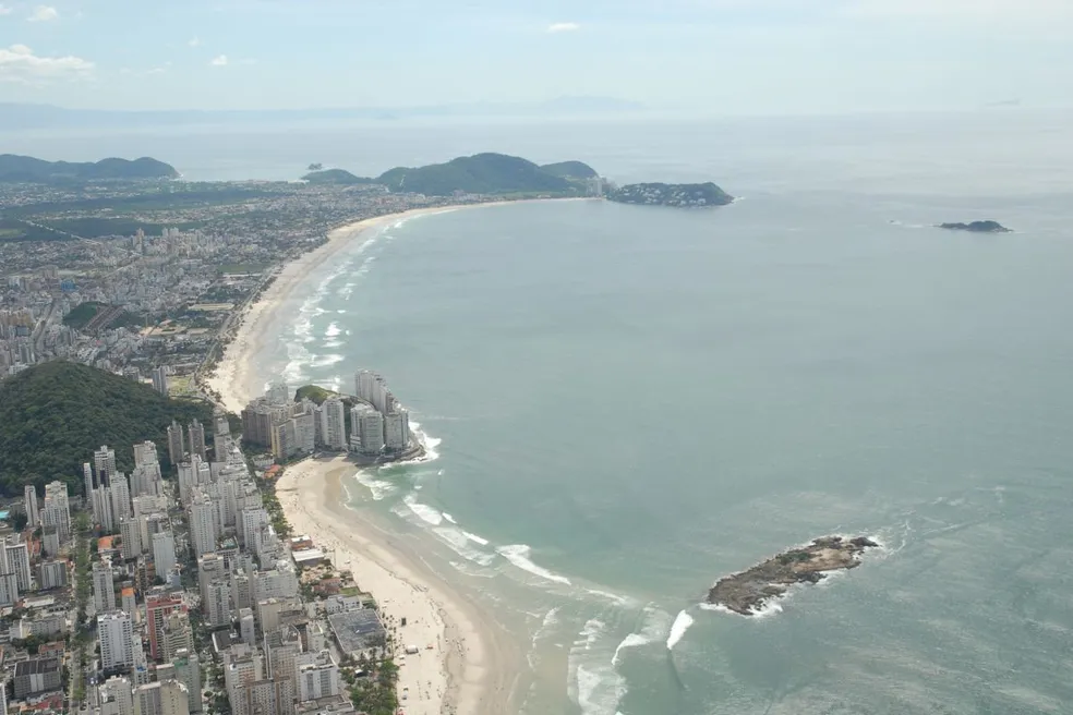 Jovens turistas desaparecem após entrarem no mar em praias de Guarujá, SP — Foto: Carlos Nogueira/Arquivo/A Tribuna Jornal