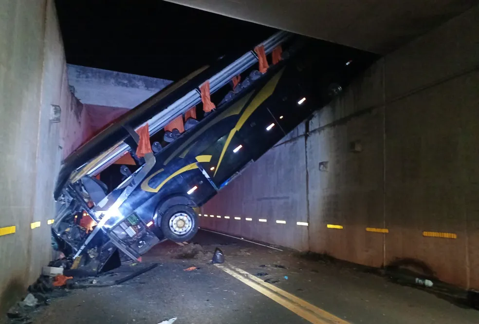 Ônibus cai em vão de viaduto e deixa feridos em Campinas — Foto: Divulgação