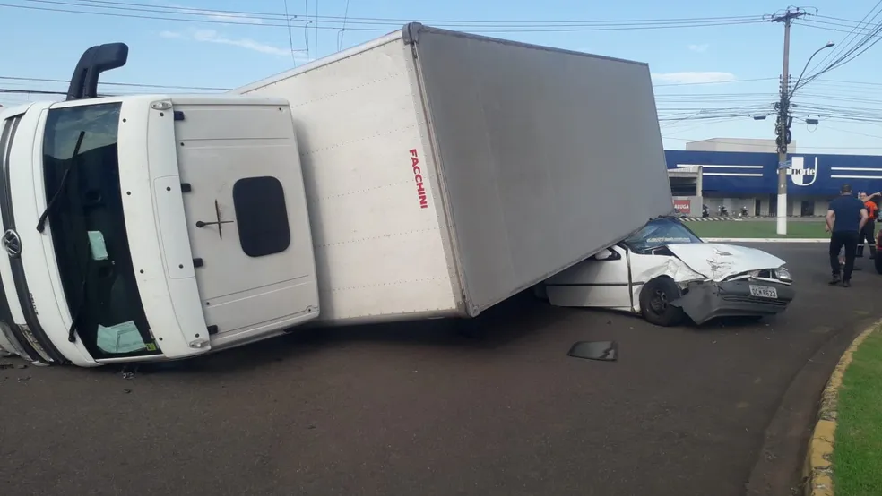 Caminhão tomba sobre carro em Piracicaba e motorista de veículo atingido é socorrida com ferimentos na mão — Foto: Administração Distrito Uninorte de Piracicaba