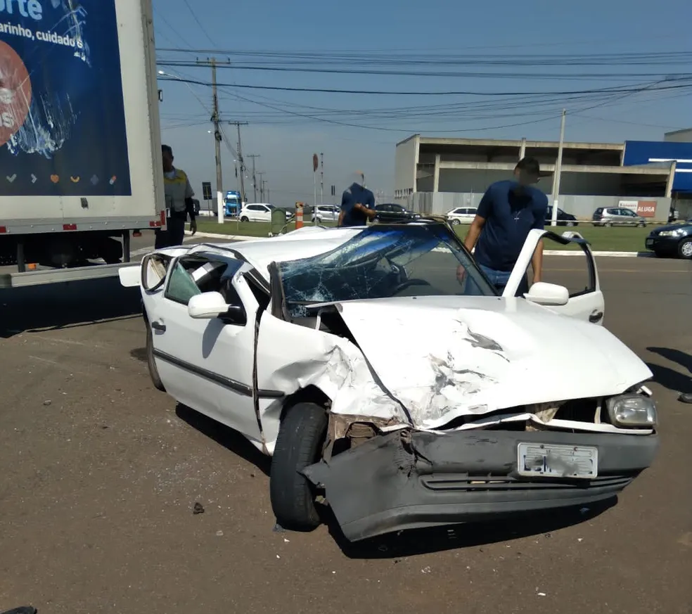 Caminhão toma sobre carro em distrito industrial de Piracicaba — Foto: Administração/Distrito Uninorte Piracicaba