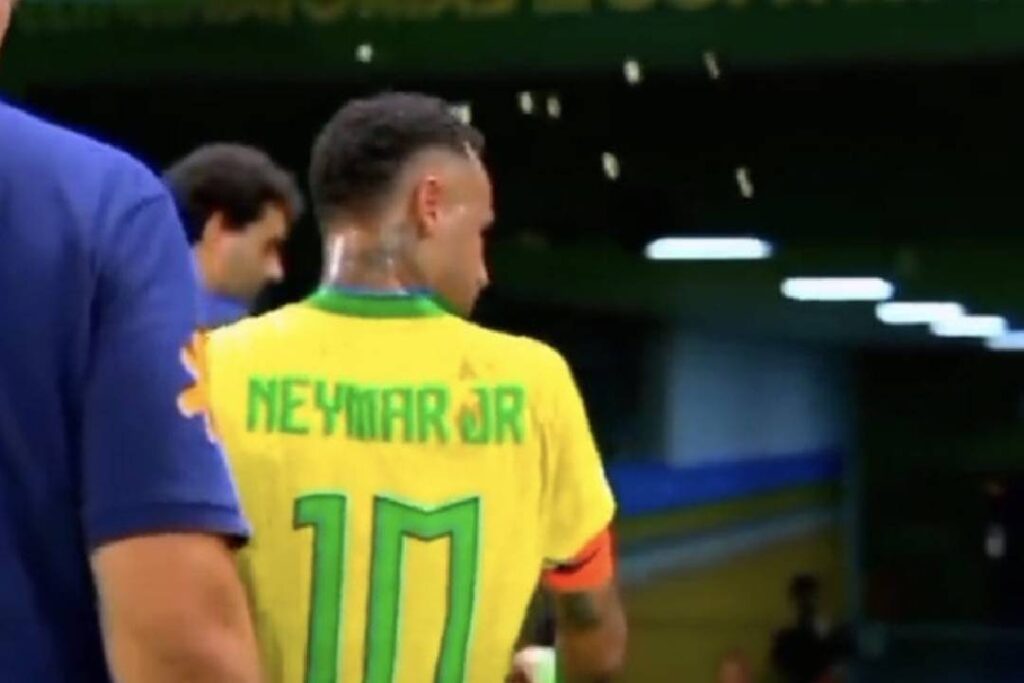 Brasil x Venezuela: Neymar é atingido por saco de pipoca na saída do campo - Foto: Reprodução