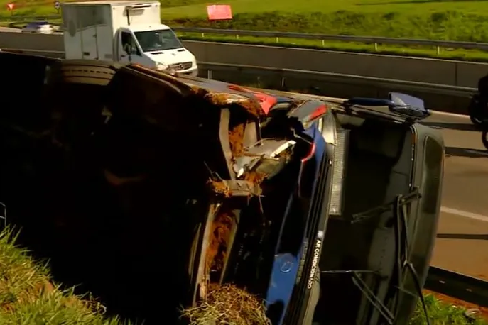 Ônibus tomba após colisão e oito pessoas ficam feridas em Campinas — Foto: Reprodução/EPTV