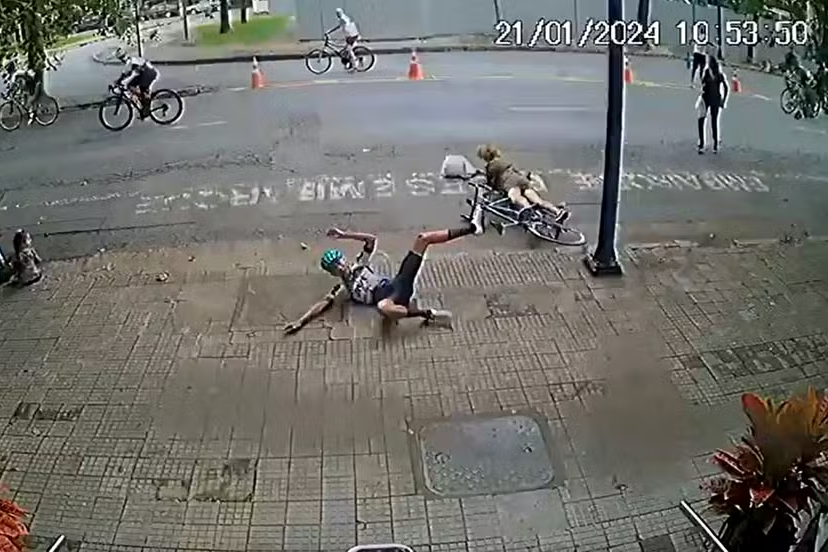 Idosa é atropelada por competidor durante prova ciclística em Poços de Caldas, MG — Foto: Reprodução / João Batista Blasi