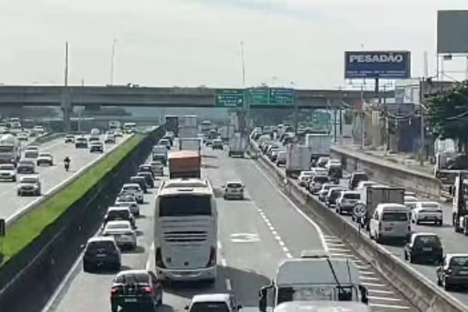 Acidente entre Carro e Carreta Causa Lentidão na Rodovia Anhanguera em Campinas — Foto: Reprodução/EPTV