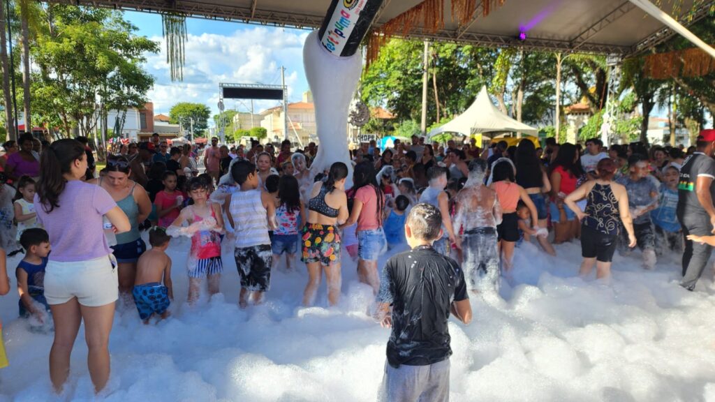 Carnaval de Marchinhas e banho de espuma marcam o encerramento da folia em Capivari - Foto: Tonny Machado