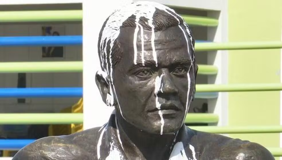 Estátua de Daniel Alves é Vandalizada em Juazeiro após Condenação por Estupro — Foto: Ronaldo Silva / TV São Francisco