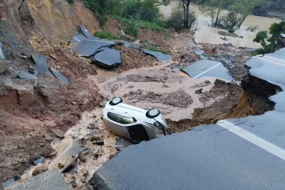 Veículo Foi Engolido por Buraco após Deslizamento de Terra em Rodovia de SC — Foto: Corpo de Bombeiros/Divulgação