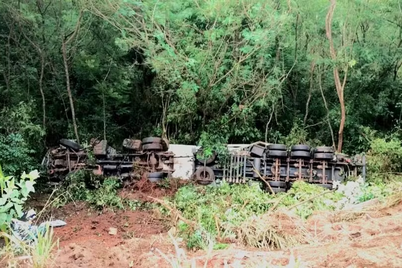 Carreta com etanol cai de ribanceira na SP-304, em São Pedro — Foto: Reprodução/EPTV