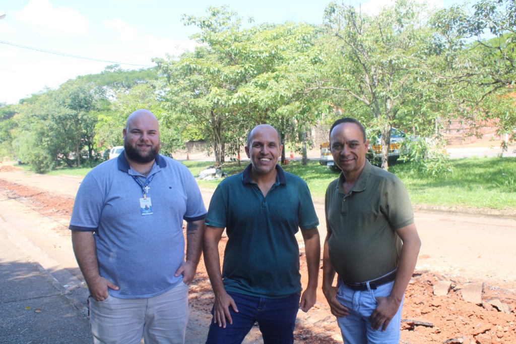 Guilherme Rego, Superintendente do Saae Capivari, Prefeito Vitão e vereador Nelson Soares durante visita as obras de saneamento na Avenida Itália - Foto: Divulgação/Câmara Municipal de Capivari