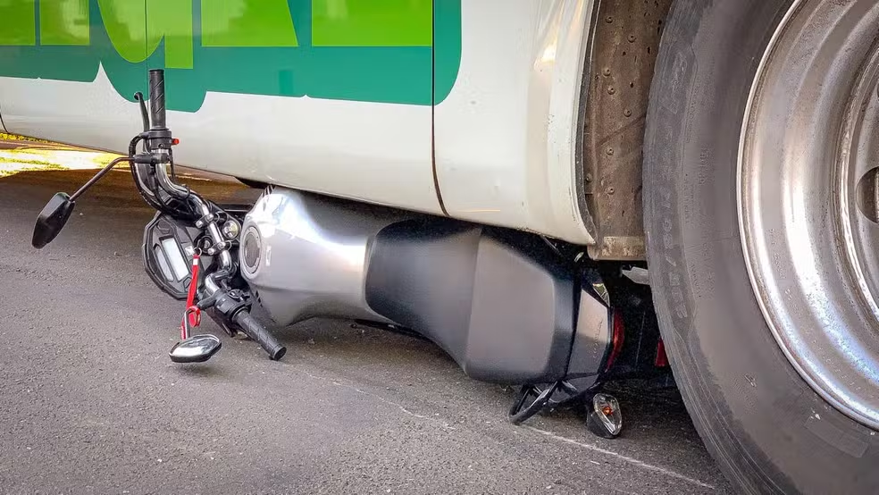 Motociclista sem habilitação sai ileso de acidente com ônibus em Piracicaba — Foto: Piranot