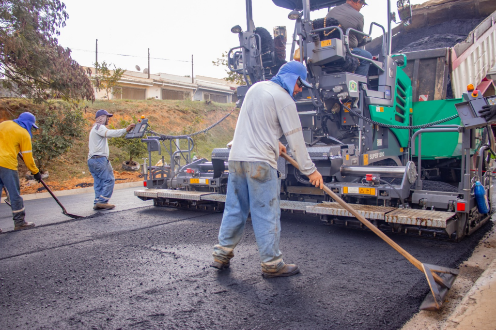 Novo trecho da Avenida Itália ganha massa asfáltica na região da Vila Izildinha - Foto: Divulgação/Prefeitura de Capivari