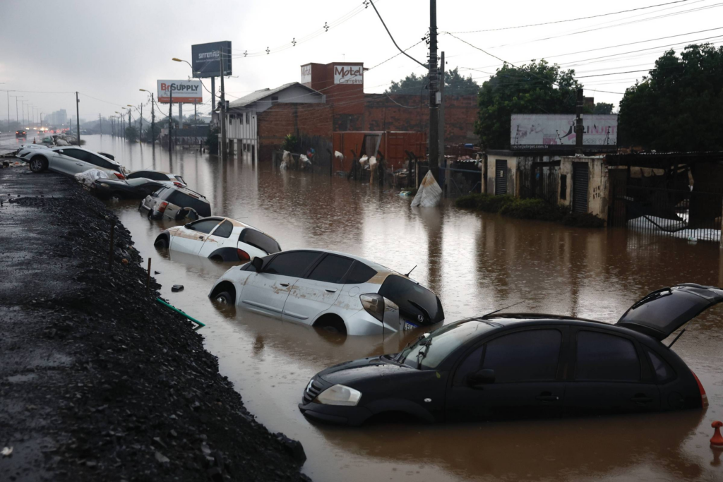 Governo anuncia PIX de R$ 5,1 mil por família que perdeu bens nas chuvas do RS - Foto: Reprodução/ Folha de S. Paulo