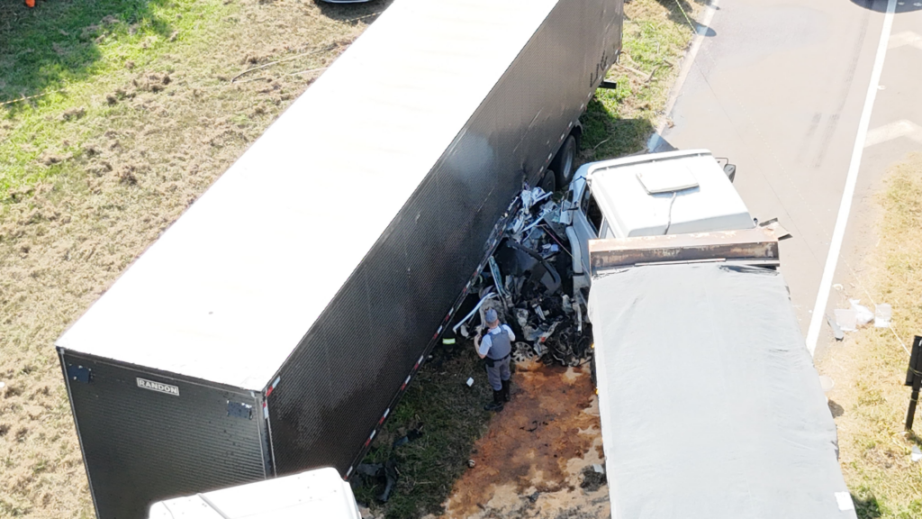 Carro é prensado por caminhões em rodovia entre Monte Mor e Elias Fausto - Foto: Tonny Machado