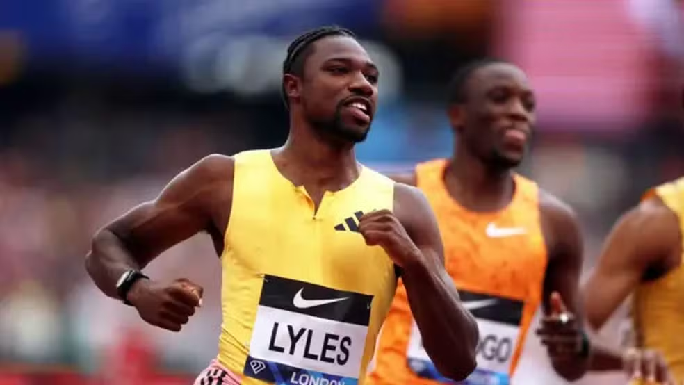 5 lições de atletas olímpicos sobre motivação e estresse no trabalho - Noah Lyles na final de 100 metros em evento de atletismo em Londres em 2024 — Foto: Getty Images via BBC