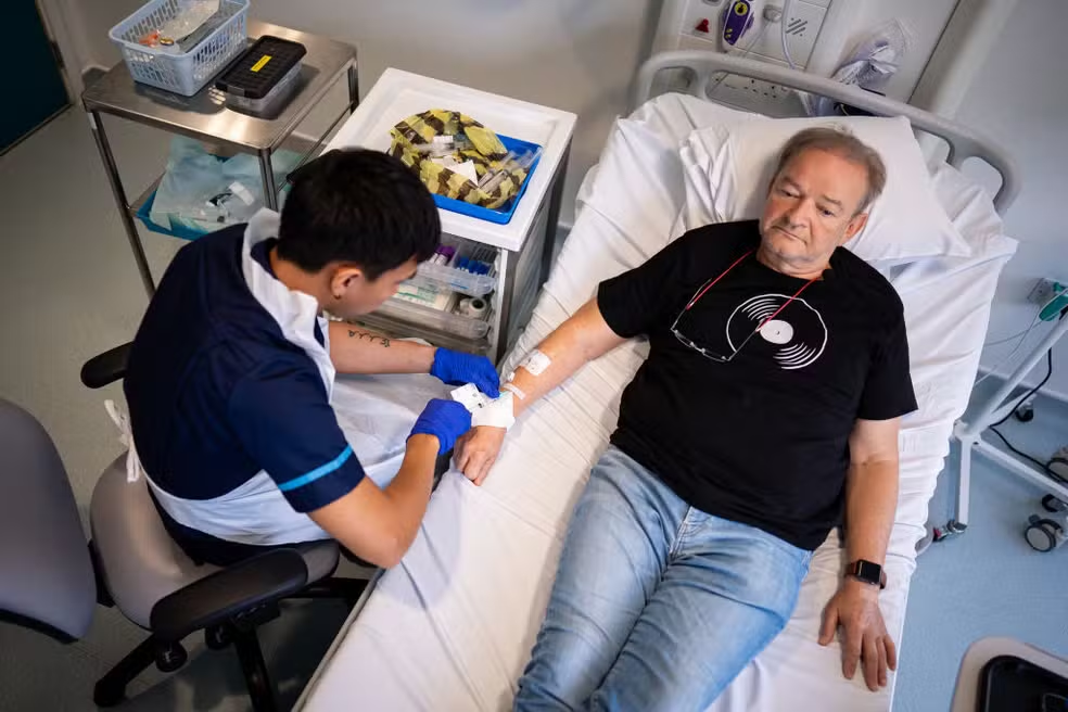 Janusz Racz, de 67 anos, de Londres, foi o primeiro paciente a receber a vacina no Reino Unido. Ele foi diagnosticado em maio e logo depois começou a quimioterapia e radioterapia — Foto: Aaron Chown/PA Images via Getty Images