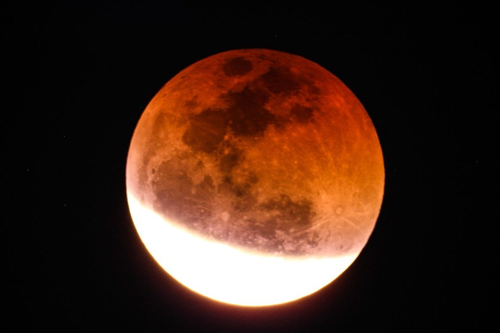 Eclipse parcial lunar durante superlua pode ser visto em todo o Brasil nesta terça (17) - Foto: Reprodução