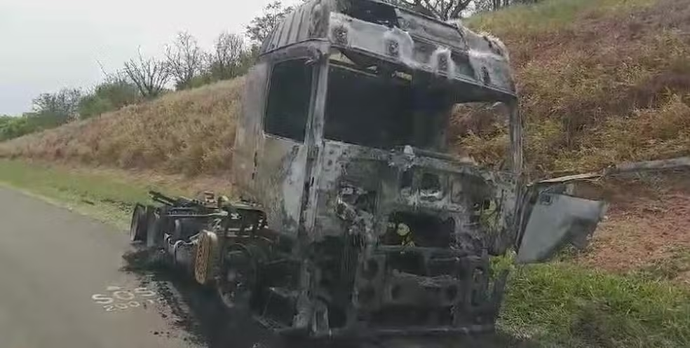 Carreta pega fogo na Bandeirantes e pista é fechada por risco de explosão em Santa Bárbara — Foto: Edijan Del Santo/ EPTV