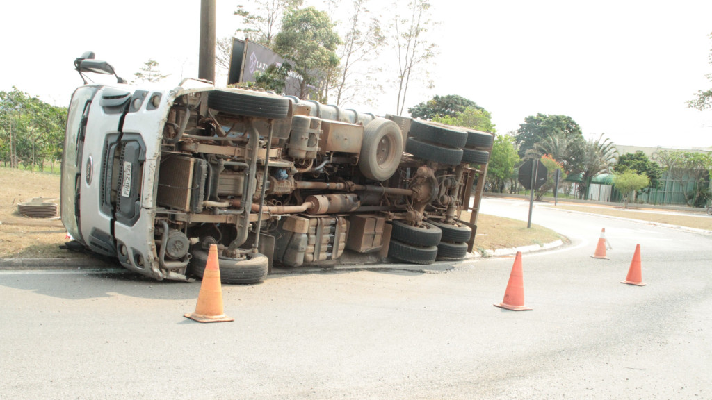 Caminhão carregado com sucata tomba em rotatória da SP-306, em Santa Bárbara d'Oeste
