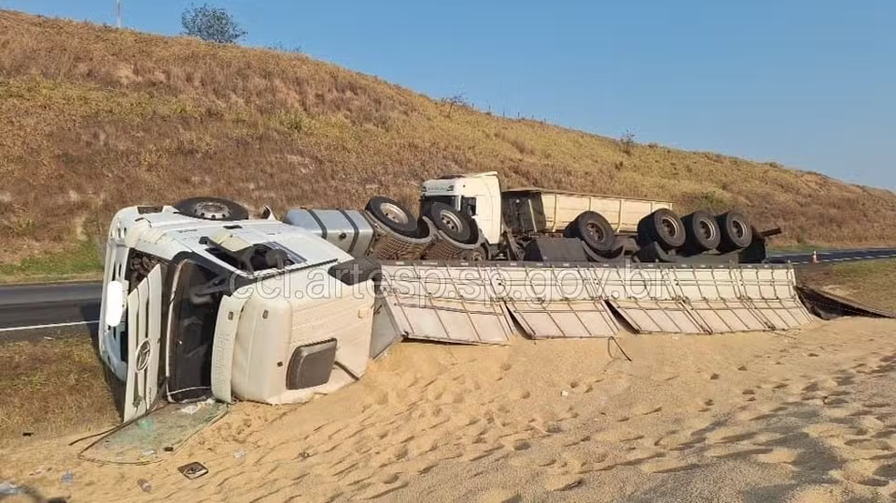 Acidente entre 7 veículos causa congestionamento na Rodovia Luiz de Queiroz em Santa Bárbara — Foto: Artesp/Reprodução