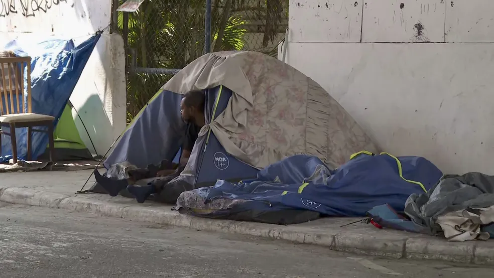 Censo: Brasil tem 57 mil pessoas morando em tendas e barracas e 1,9 mil, em veículos — Foto: Reprodução/TV Globo