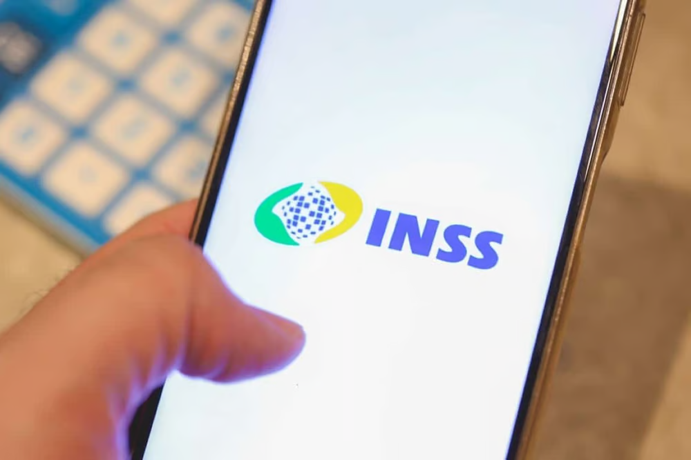 Revisão de benefícios pelo INSS suspende quase 50% dos auxílios analisados - Foto: rafastockbr/ Shutterstock.com