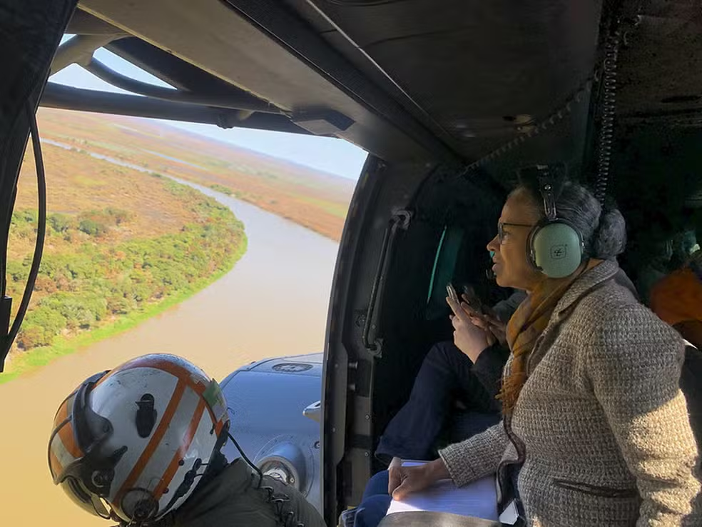 Ministra Marina Silva sobrevoa áreas afetadas por queimadas — Foto: Ministério do Meio Ambiente