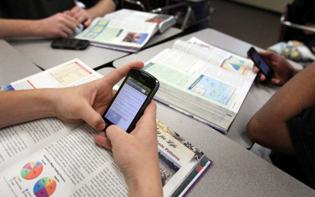 Celular em sala desafia o dia a dia dos professores, dizem especialistas - Foto: Reprodução