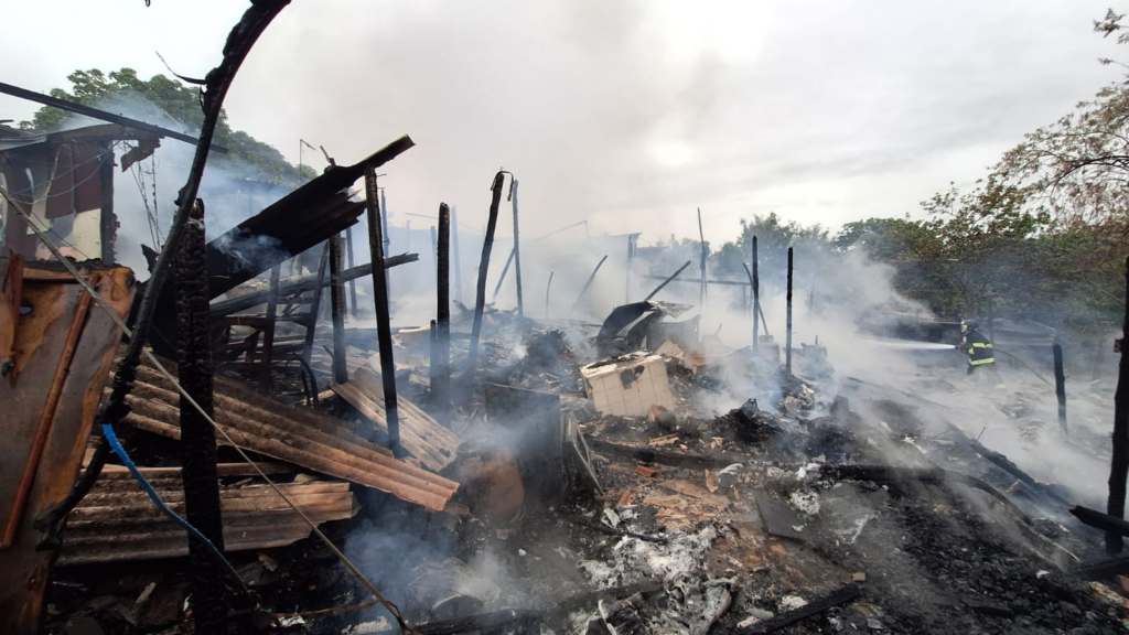 Incêndio consome cinco barracos no Parque da Liberdade em Americana - Foto: CB-Americana