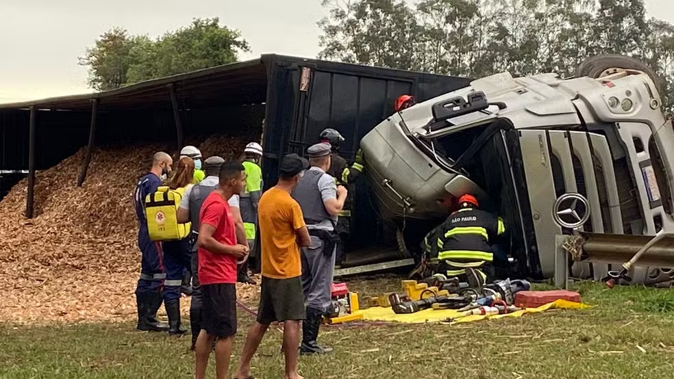 Caminhão tomba em rodovia de Rio das Pedras e motorista morre no acidente — Foto: Edijan Del Santo/ EPTV