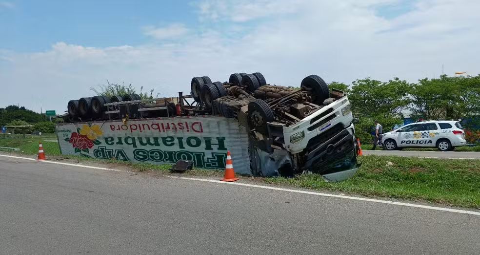 Carreta fica com as rodas para cima após tombar em canteiro de rodovia em Jaguariúna — Foto: Roberto Torrecilhas