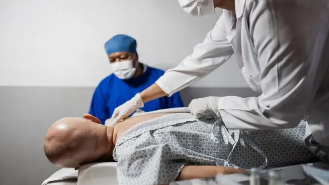 Brasil importa cadáveres frescos para treinamento de harmonização facial - Foto: Getty Images