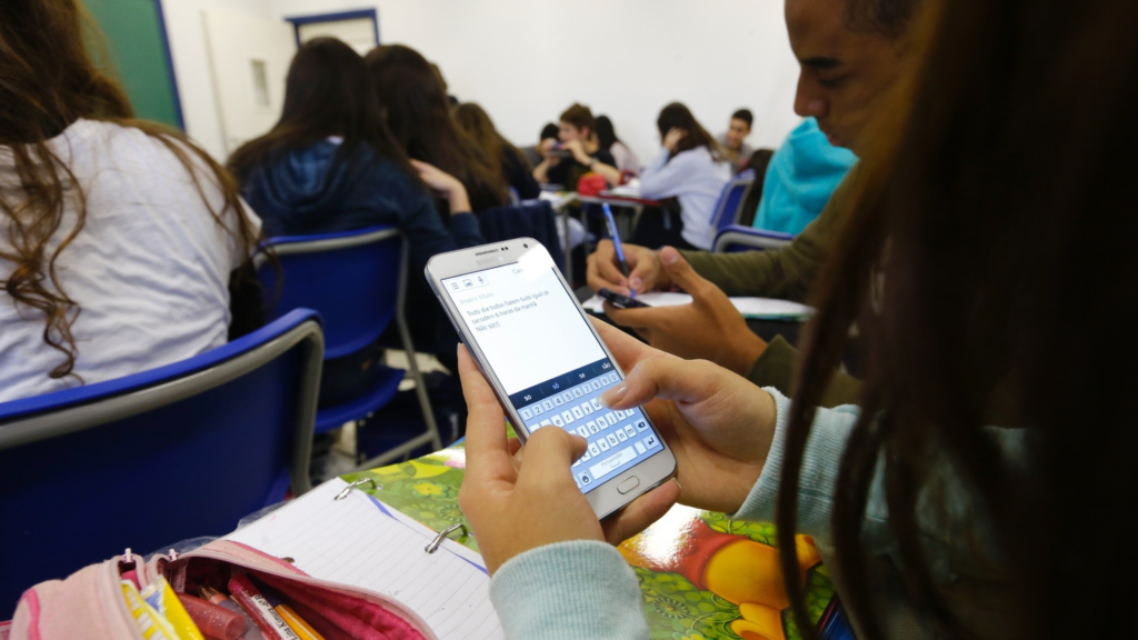 Câmara dos Deputados aprova projeto que proíbe o uso de celular nas escolas - Foto: Moacyr Lopes Junior / Folhapress