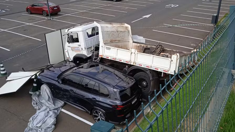 Caminhão desgovernado invade estacionamento de shopping e atinge BMW em Campinas — Foto: Junior Gomes/EPTV