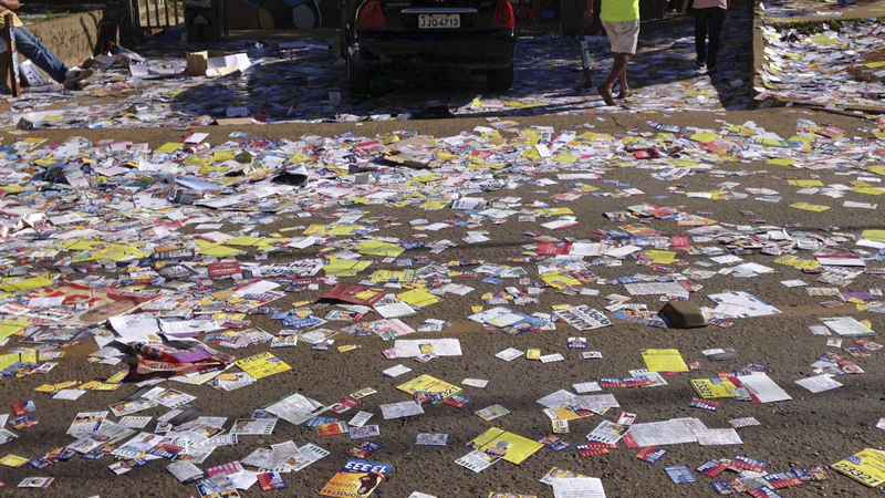  “Pessoas incivilizadas”, diz presidente do TRE-SP sobre sujeira de santinhos - Foto: Fabio Pozzebom/ Agência Brasil